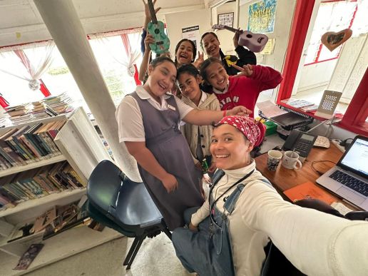  A selfie of the the librarian Lil, with ukulele students Luseane, Anamafi, Kalisi, Filoi, Ma’ata and Isabela.