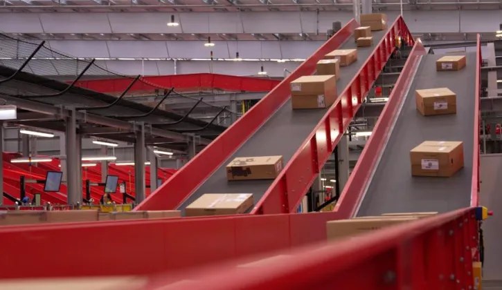 Processing line for parcels