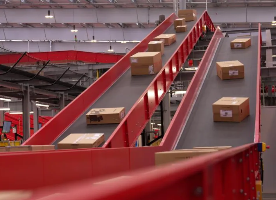 Processing line for parcels
