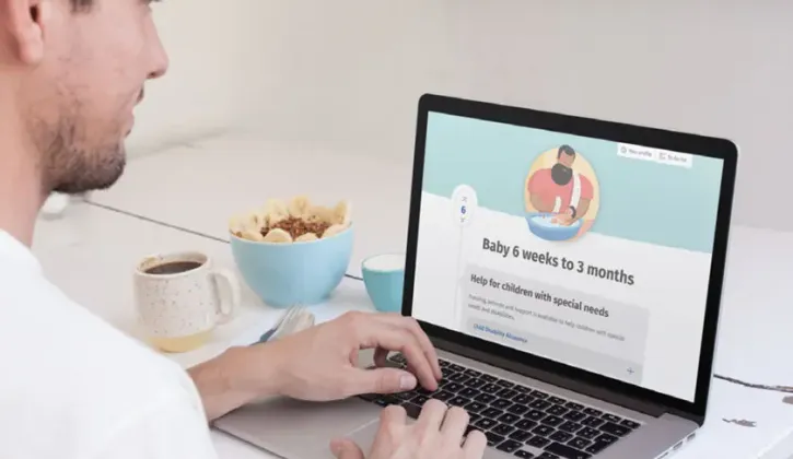 Man on a laptop open on the SmartStart website displaying information on Baby 6 weeks to 3 months