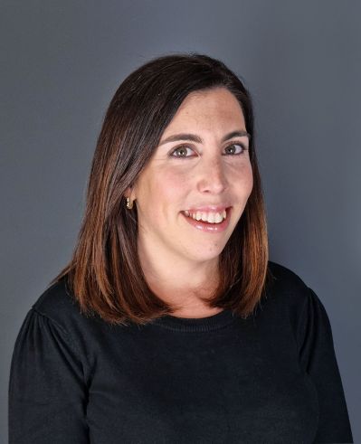 Elin Simes smiling headshot.